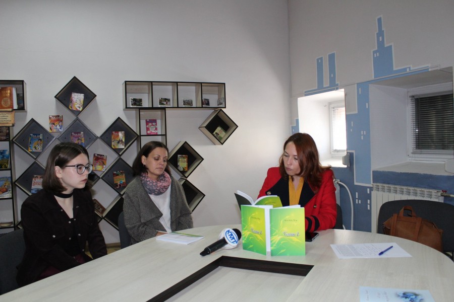 Студія носить неформальний характер, тому будь-хто може прийти, послухати інших, почитати своє чи звернутися за порадою