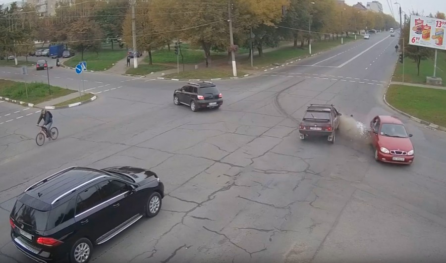 Водій &laquo;Самари&raquo; навіть не встиг загальмувати і протаранив праве заднє крило Daewoo Lanos | Фото: Скрін з віде