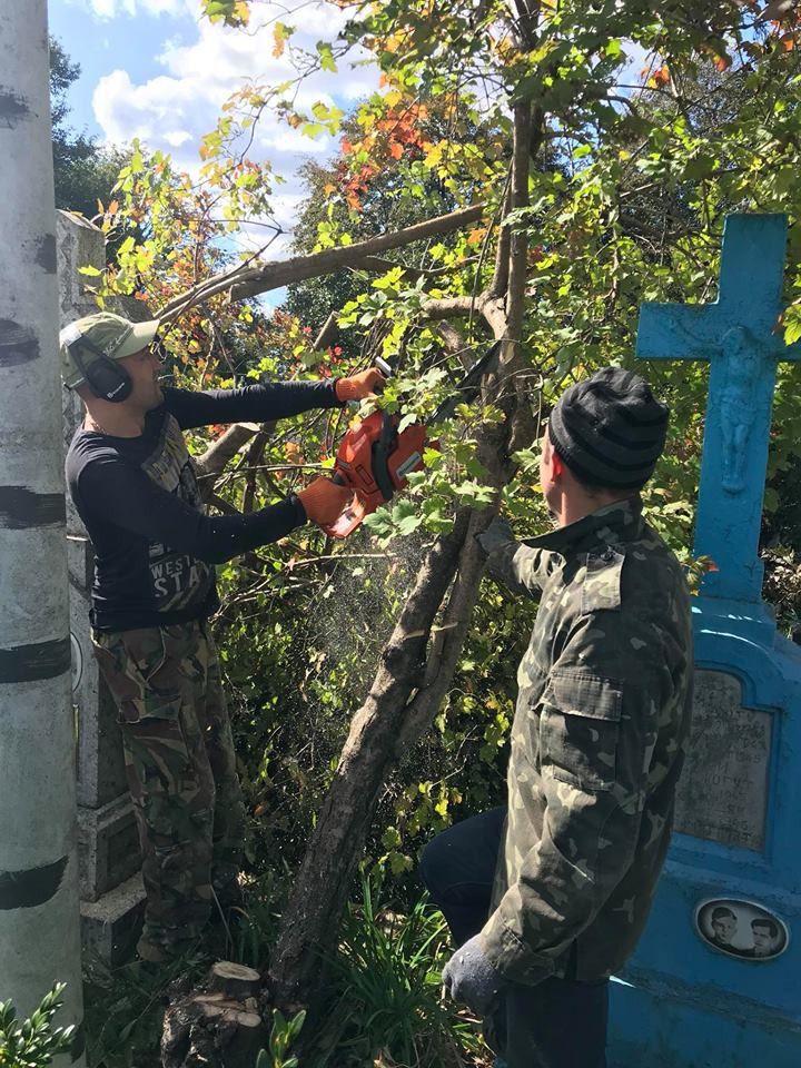 Могили отримали належний догляд мінімум на 10 років, каже Юрій Кузь