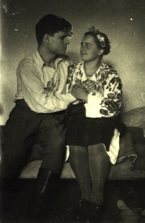 Попри військовий час і заборону, молоді підпільники закохувалися, а жінки &mdash; народжували | Фото: uamoderna.com