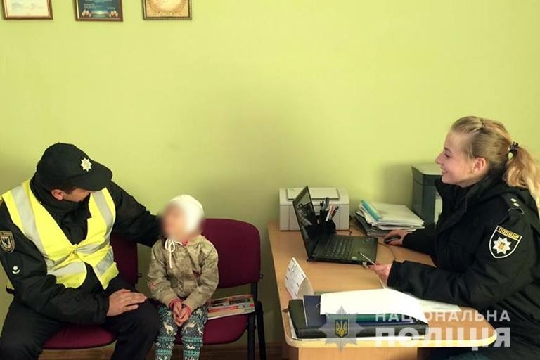 Дитину, яка відійшла від дому кілька вулиць і не знала як повернутися назад, помітила перехожа жінка та зателефонувала п