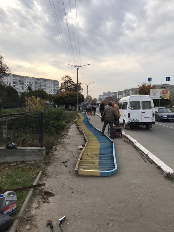 Щоб зруйнувати металеві перила, вистачило кількох синхронних рухів | Фото: Калуш Pro/Facebook