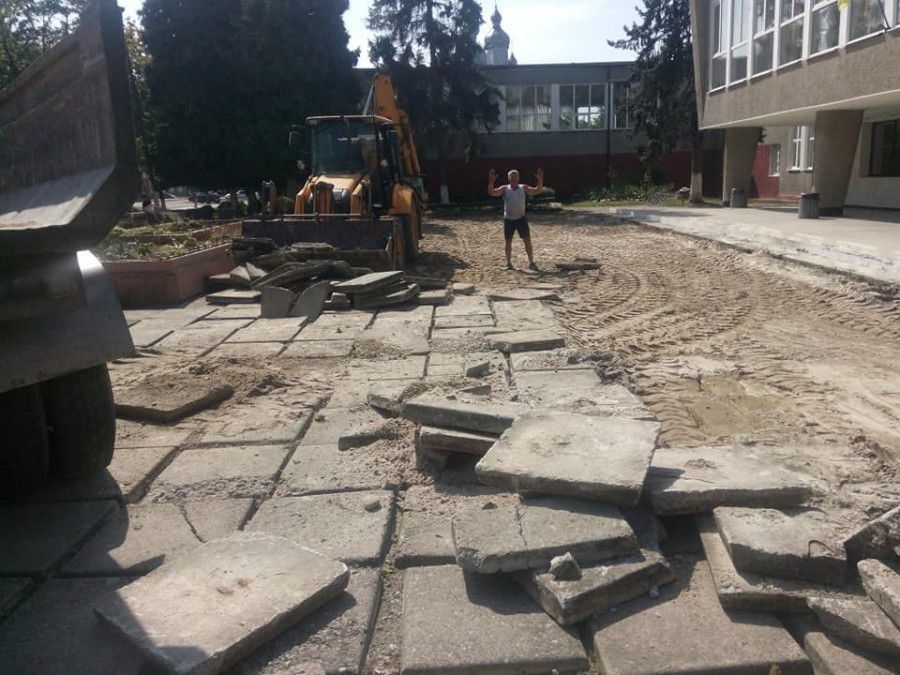 У цьогорічному бюджеті заплановане брукування площі перед палацом та встановлення пішохідного фонтану | Фото: Олена Мазу