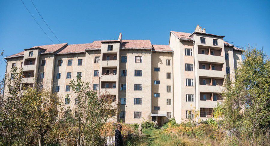 Приміщення реконструюють і облаштують тут приблизно 40 квартир для сімей військових