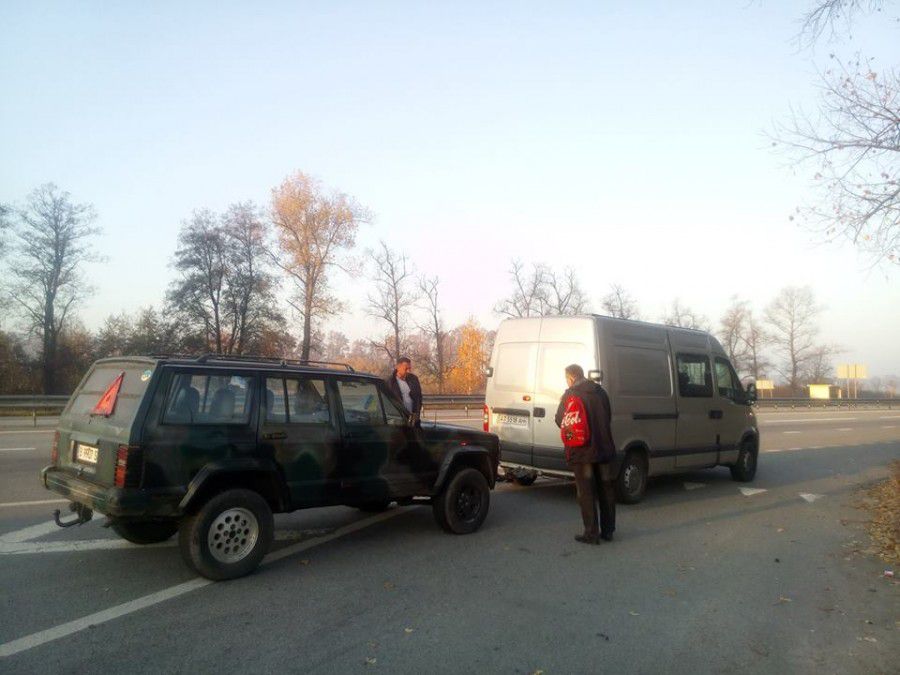 Із зони військових дій калушани пригнали несправний автомобіль