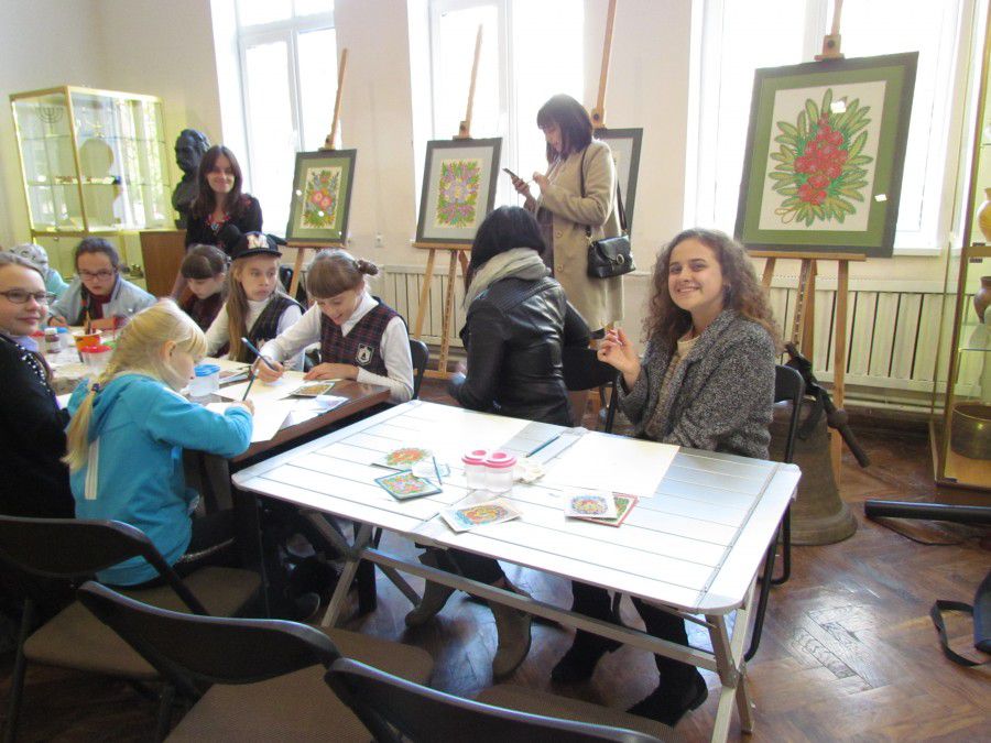 Техніка Параски Хоми нескладна, тому діти мали реальну можливість створити певні художні інтерпретації з творчості мистк