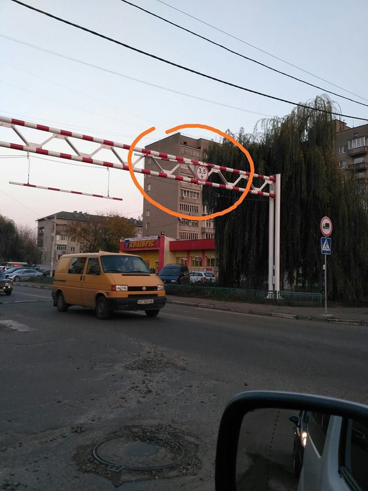 Опівночі фура на повному ходу збила трубу обмежувача | Фото: Володимир Кіндюх/Facebook