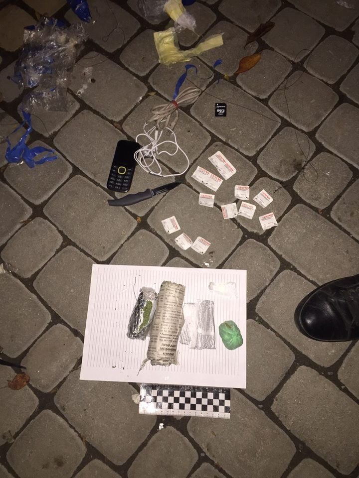 На територію тюрми перекинули таблетки з вмістом наркотиків, мобільний телефон і ніж