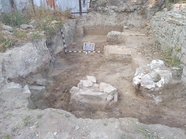 Яма-холодня діаметром близько 2 метри і глибиною близько 5 метрів | Фото: Ігор Старенький