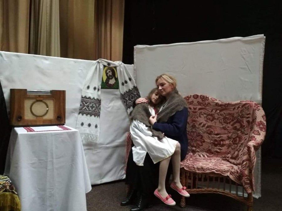 Гра акторів була настільки переконливою, що у глядачів очі наповнювалися слізьми