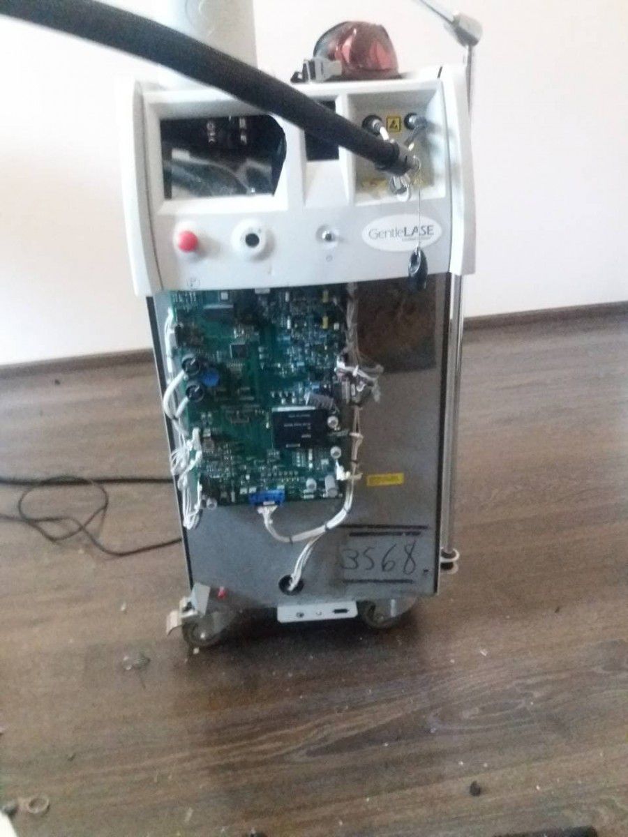 Коли поліція передивилася відео з камер спостереження, то зрозуміла, що злодії добре знали, де знаходяться камери і хова