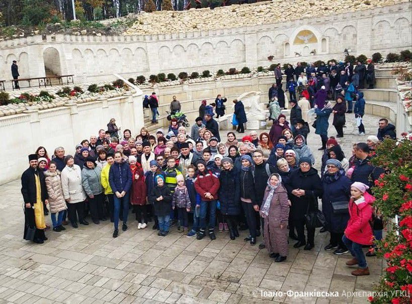 Після Літургії місцеві душпастирі прочитали молитви на оздоровлення та окропили прочан свяченою водою