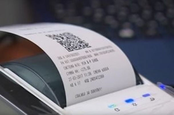 Ілюстрація. Під - час рейдів - оглядів у всіх магазинах були  вручені листи - пам'ятки щодо реалізації підакцизних 