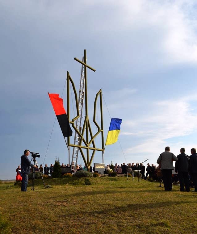 Монумент встановлено на горі Циганка (345 м) 19 жовтня 2014 року