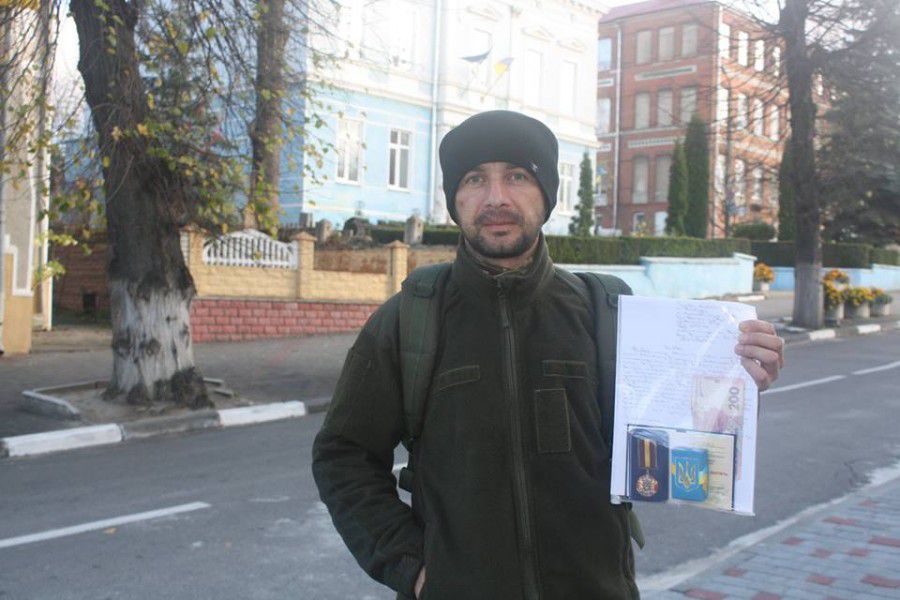 Процес, на думку Олега Дахна, безпідставно затягують, тож, нагороду він повернув на &laquo;знак протесту проти свавілля 