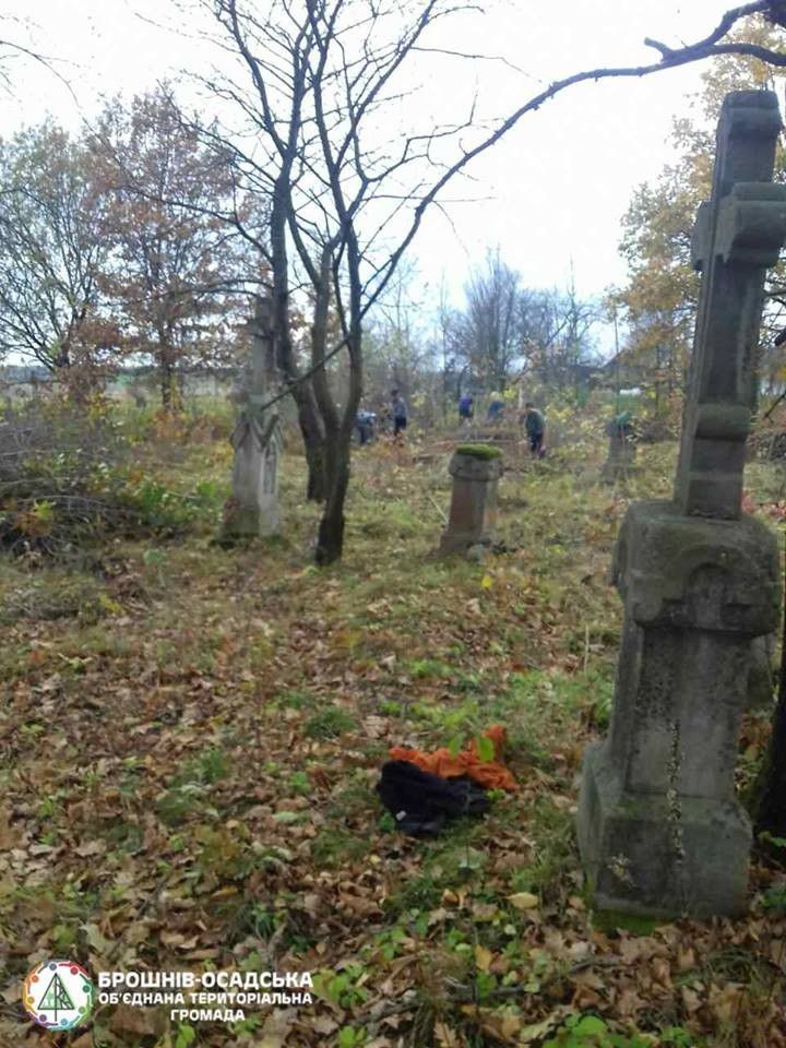 Жителі села Кадобна зробили порядок біля старих могил