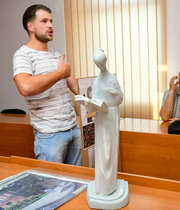 Двометровий бронзовий пам&lsquo;ятник вчительці у Івано-Франківську обійдеться місту в 485 тис гривень
