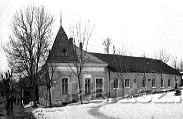 За різними даними, йдеться про  страту від 18-ти до 37-ми учнів цього закладу