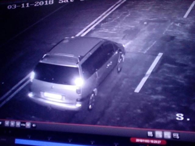 Peugeot  807 рухалося з вулиці Литвина на вулицю Євшана