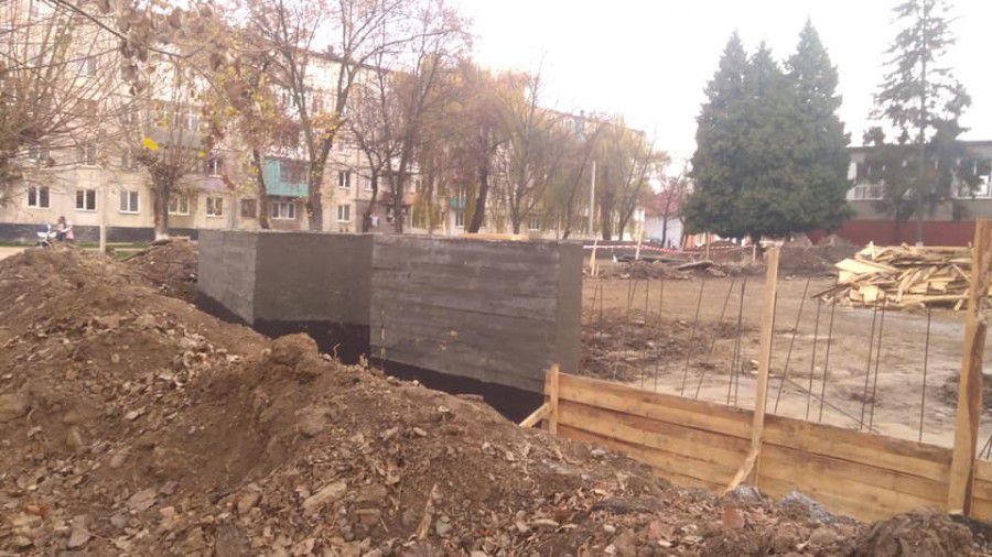 Площе перею палацом культури тепер відгороджує півтораметровий бетонний мур