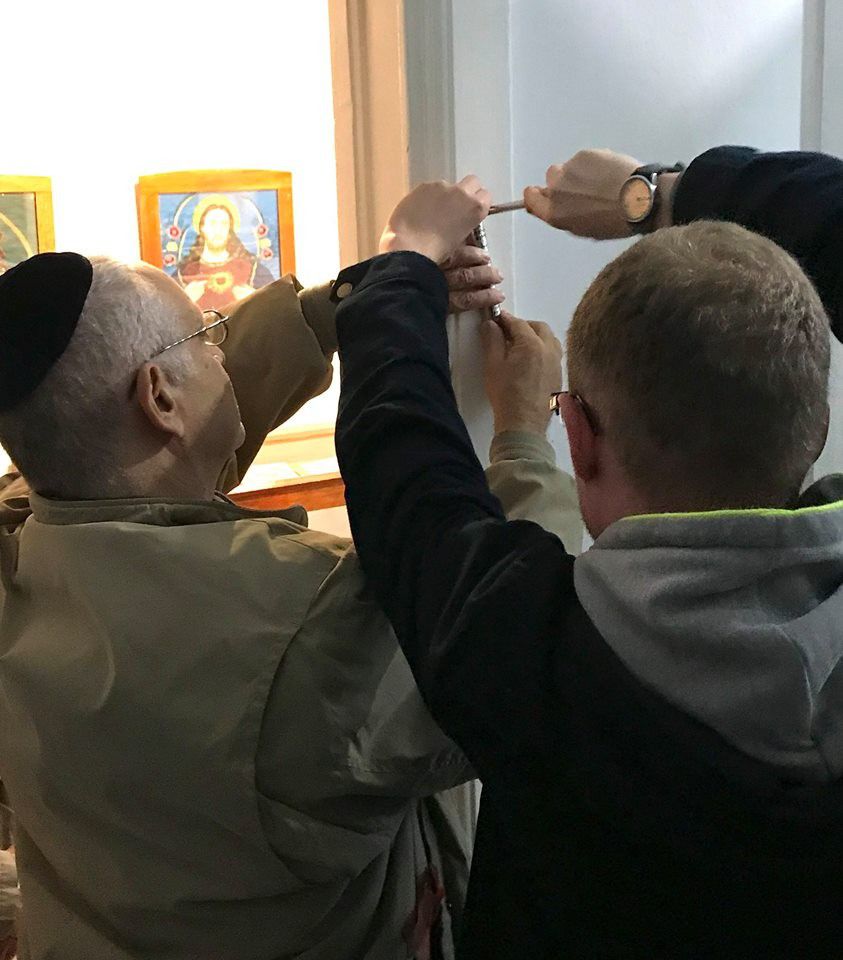 Історичний момент: встановлення мезузи в краєзнавчому музеї, будівлі, що раніше належала довоєвній єврейській громаді | 