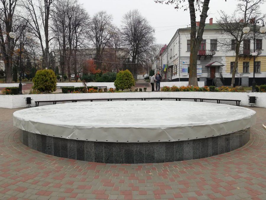 Фонтан по всій площі накрили брезентом, щоб убезпечити від опадів та вандалів