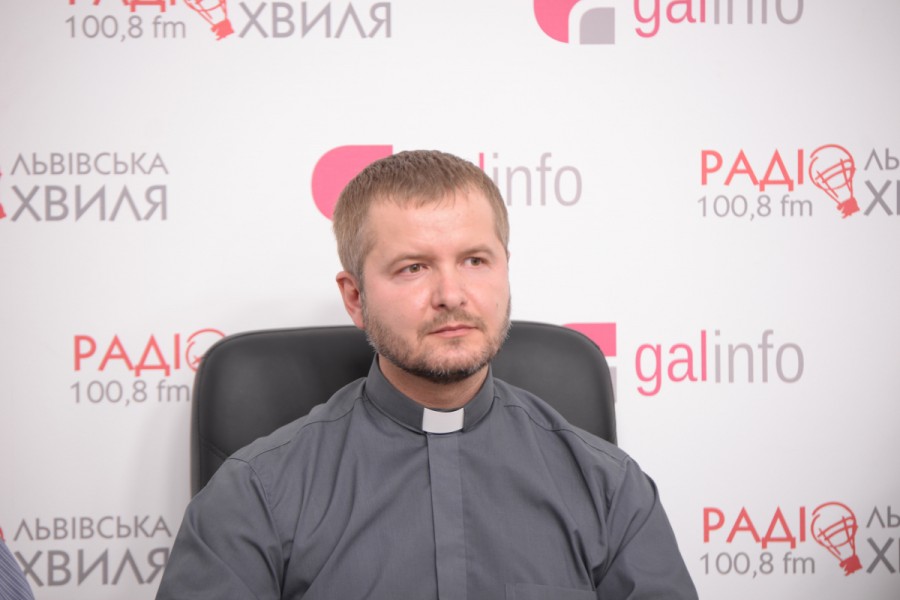 Під час служби на фронті отець Орест будував каплицю, пам'ятну стелу загиблим воїнам, допомагав місцевим мешканцям 