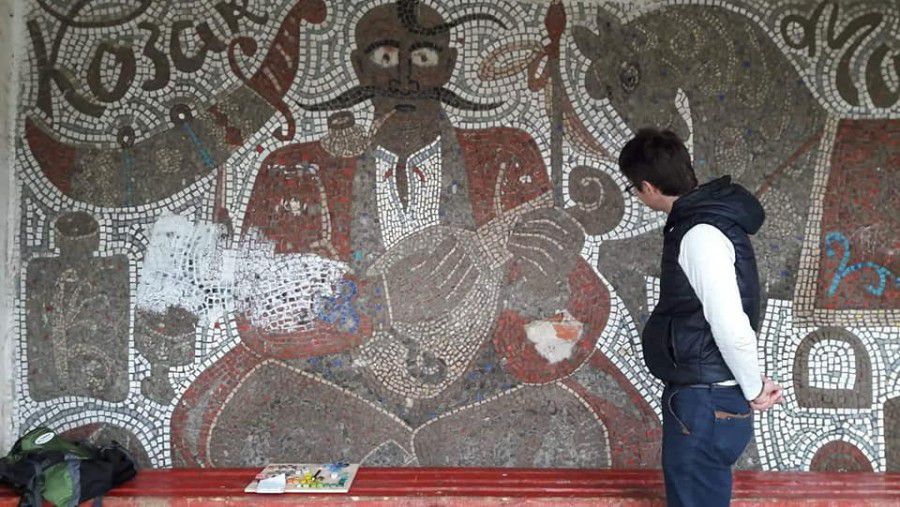 В панно використовувались і смальта, і звичайна бита радянська плитка, і прості камінці. Деякі частини повністю втрачені