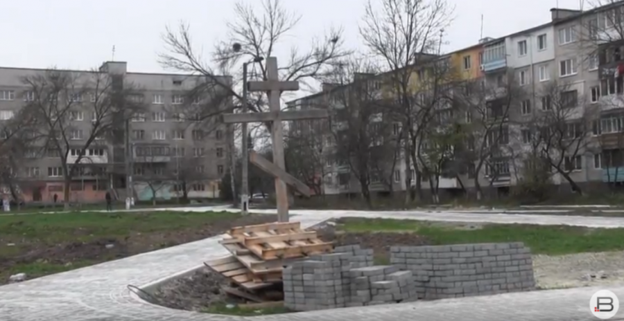 Хрест, який встановлено тут, попри негативну реакцію громади, не чіпали