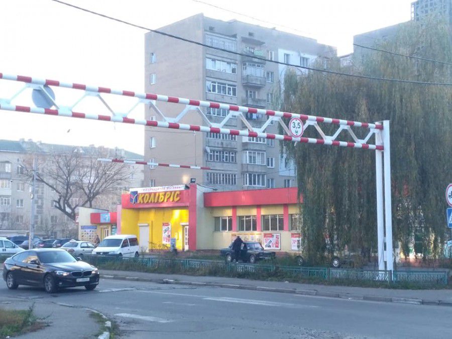 У Калуші остаточно зруйнували обмежувач руху вантажного транспорту