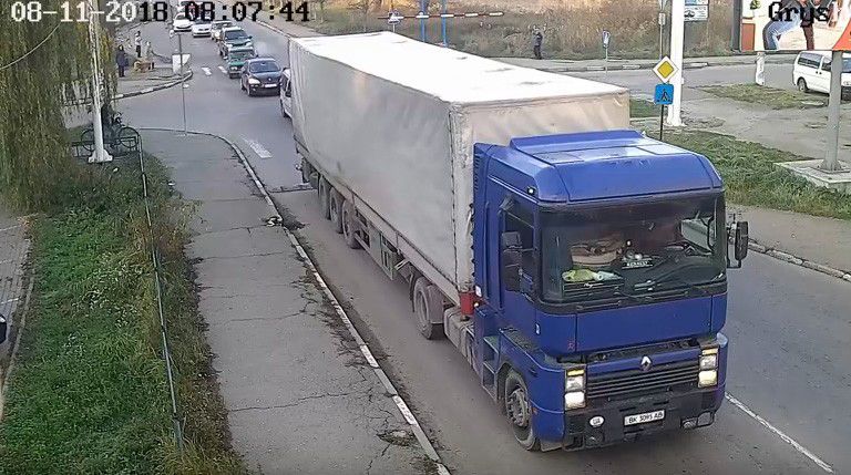 Фура на кілька хвилин перекрила рух транспорт, адже водій знімав із вантажівки елемент обмежувача