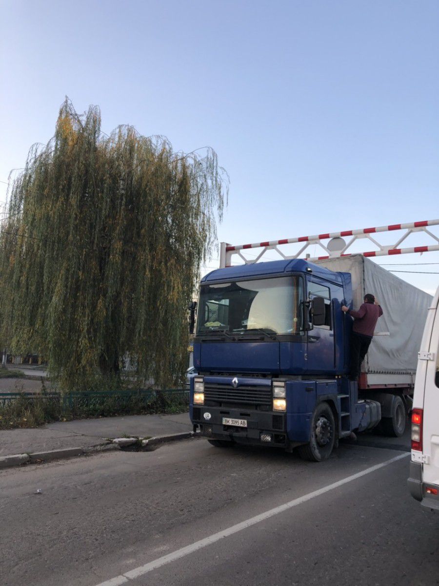 У Калуші фура вкотре збила обмежувач висоти