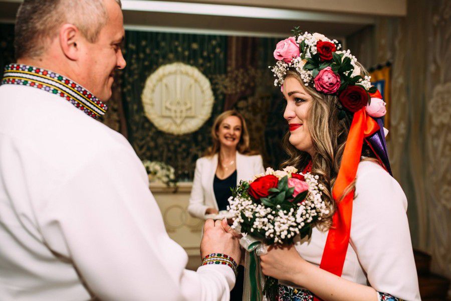 Багато зусиль докладають наречені до такої краси, часто самі вишивають таку красу не один день і місяць | Фото: Ірина Ге