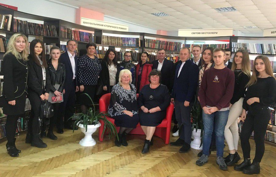 Учасники "круглого столу" зробили світлину на пам'ять