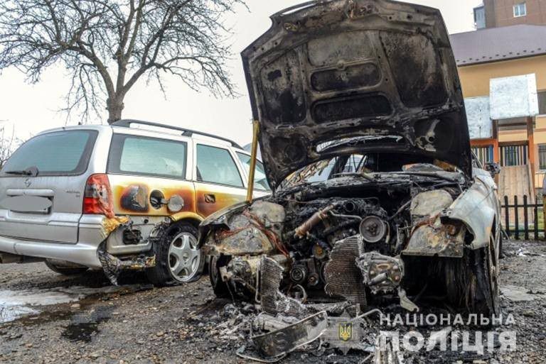 Поліцейські з&rsquo;ясували, що дві невідомі особи підпалила два автомобілі марки BMW