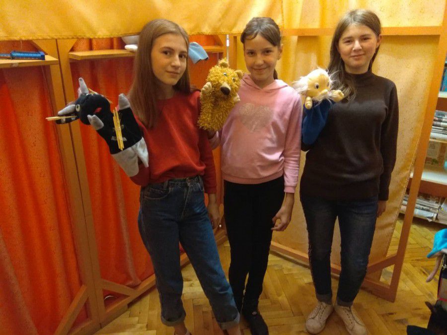 Акторами вистави були учасники клубу &laquo;Ляльковий портал&raquo;: Анна Ходзінська, Марія Придаток та Аліна Сем&rsquo;