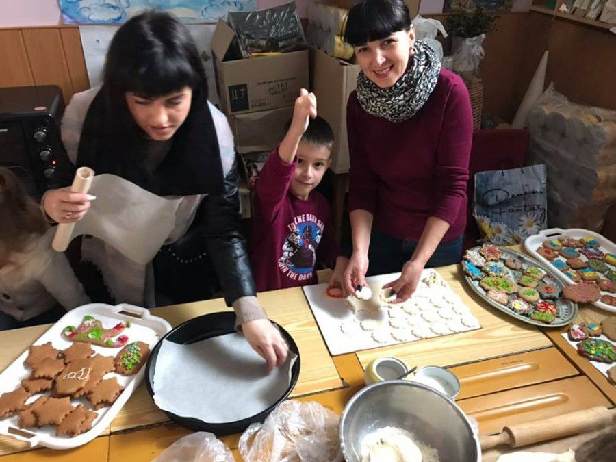 Для учнів найменшого класу церкви Різдва Пресвятої Богородиці організували майстер-клас по виготовленню авторських горня