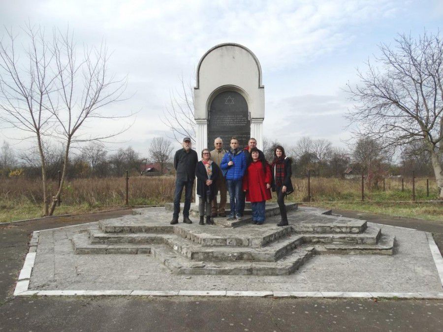 Біля центрального входу до єврейського кладовища височіє монумент, присвячений пам&rsquo;яті євреїв, знищених у Калуші п