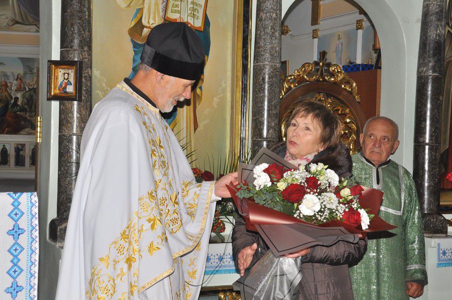Митрофорний протоієрей Григорій Мороз отримував слова подяки, квіти і подарунки | Фото: kalushcity.if.ua, sobor-kalush.c
