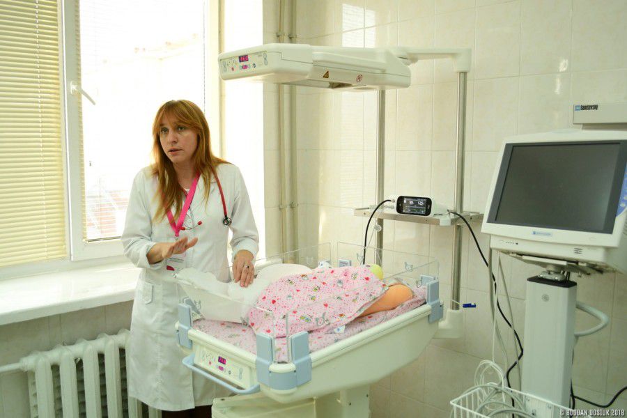 До міського перинатального центру прибуло сучасне обладнання, яке допомагає спостерігати за станом мозку та ураженнями н