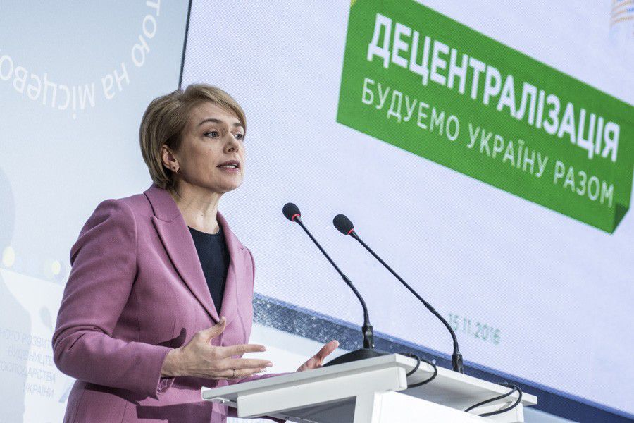 "Де справедливий підхід? Чи в Калуші, Коломиї, Івано-Франкіdську &mdash; вчителі мають бути без заробітної плати в 