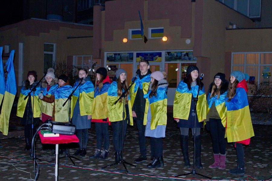 По закінченні віча всіх бажаючих запросили в актову залу центру художньої творчості дітей, юнацтва та молоді для перегля