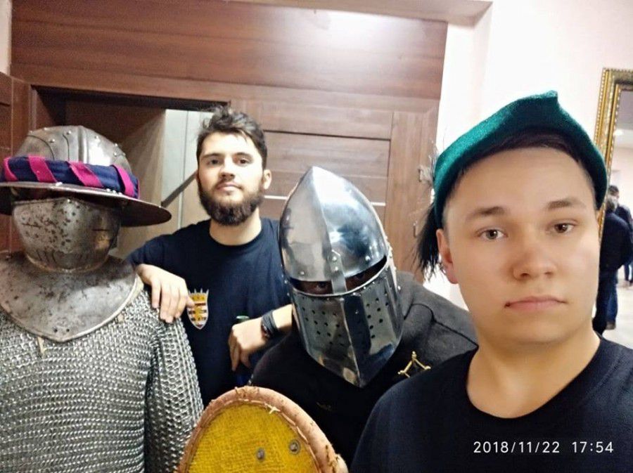 Глядачів ще у фойє зустрічали актори театру та члени клубу історичної реконструкції "Нормани", які вдало допов