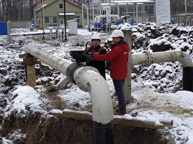 Триває перевірка роботи запірної арматури після її монтажу