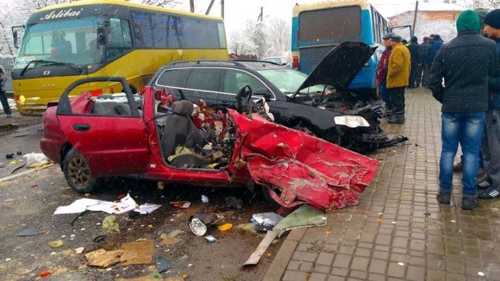 В обідню пору 27-річний річний водій автомобіля &laquo;Daewoo Lanos&raquo; на заокругленій дорозі виїхав на зустрічну см