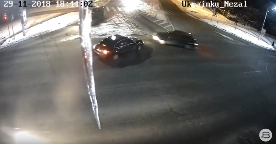 На засніженому трикутнику дороги водієві, який тікав від таксі, не вдалося вчасно загальмувати перед мінівеном, який рух