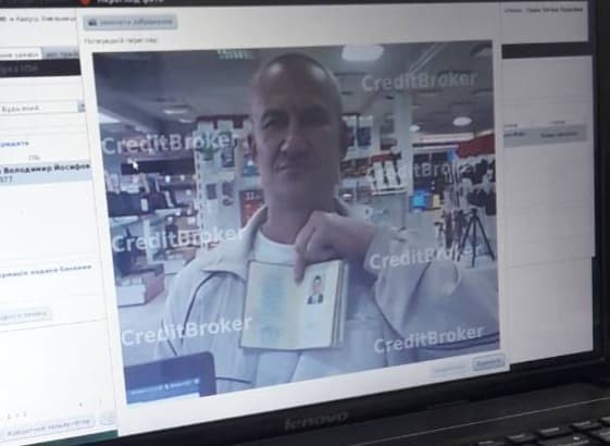 Був одягнутий у чорну куртку, чорні штани та туфлі