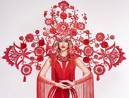 Над втіленням ідеї працювало 10 майстрів, а виготовлення костюму вагою 15 кілограмів зайняло понад 90 днів