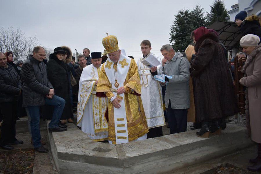 18 листопада владика Володимир заклав наріжний камінь та освятив фундамент майбутнього храму
