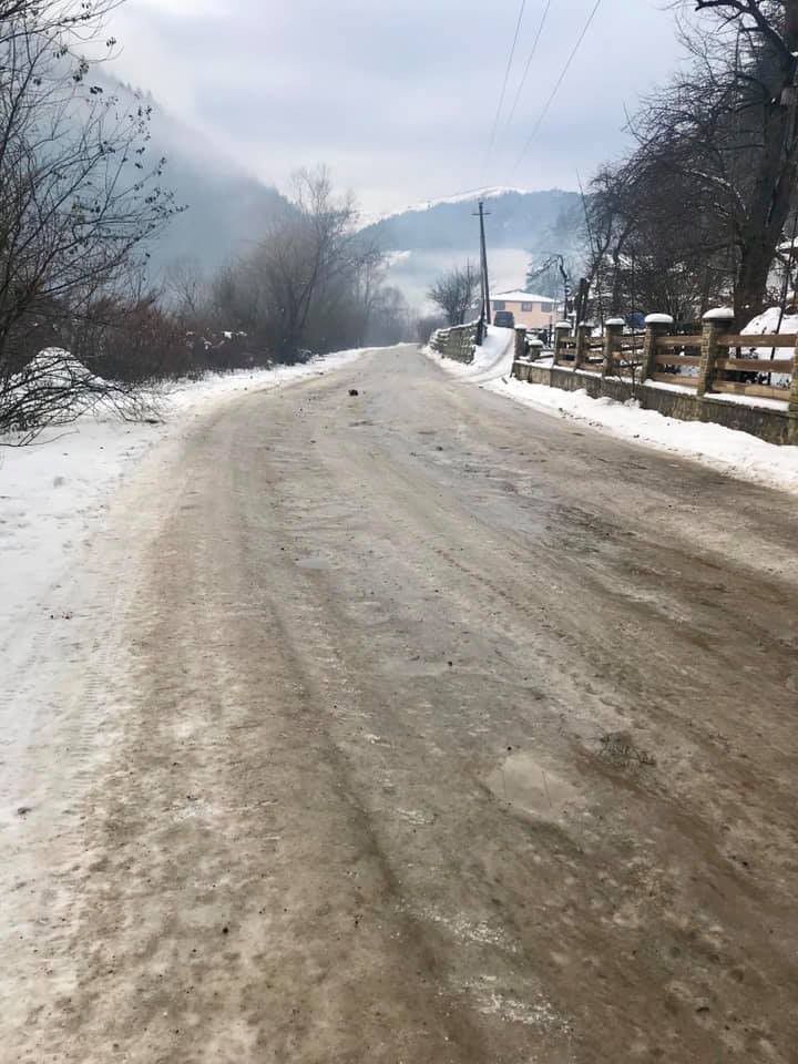 У мережі показали обледенілу дорогу на Косівщину